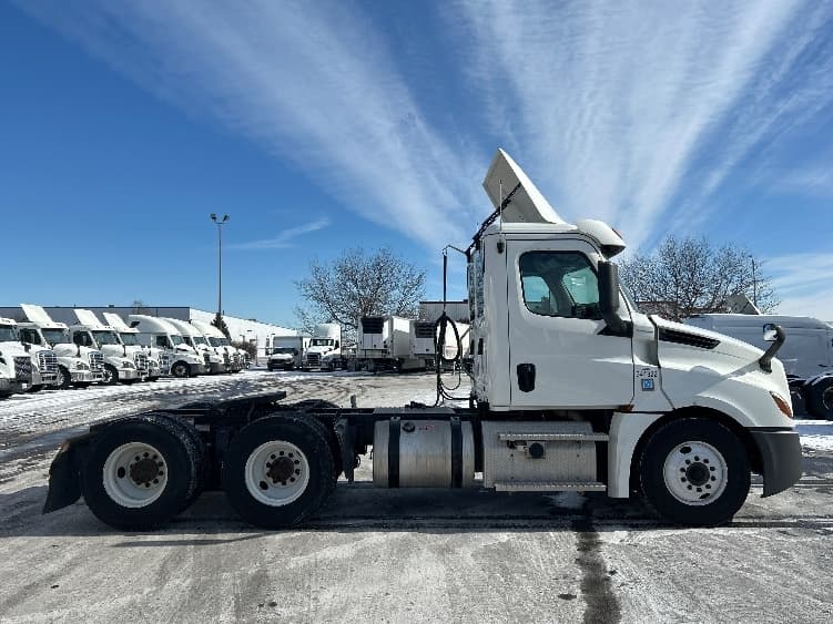 2020 Freightliner Cascadia — photo 8