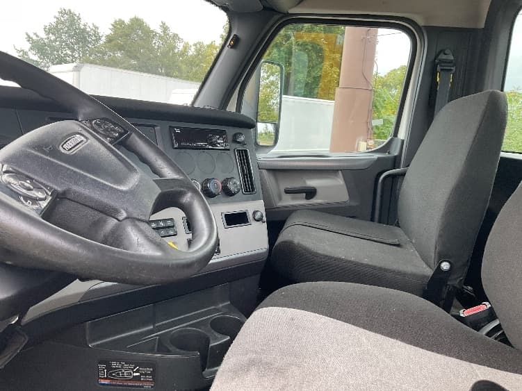 2020 Freightliner Cascadia — photo 10