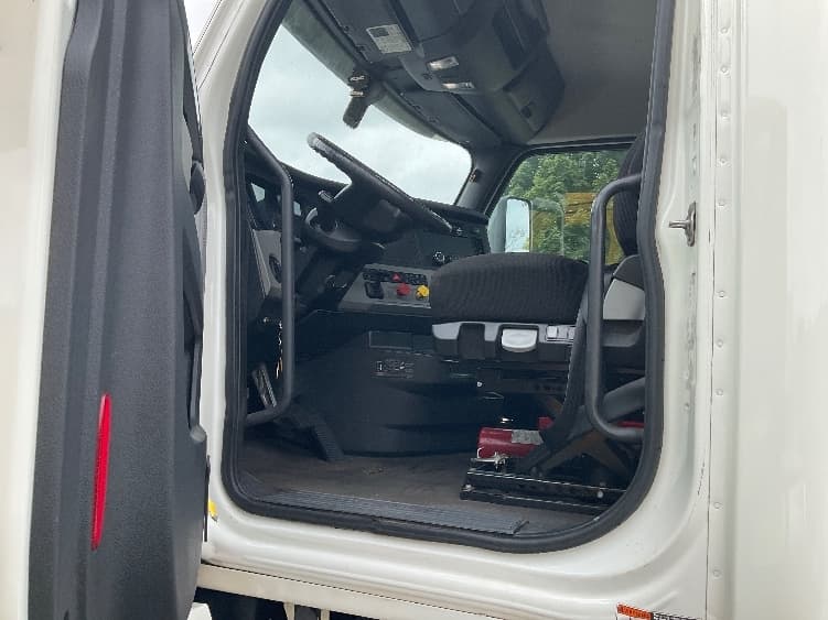 2020 Freightliner Cascadia — photo 9