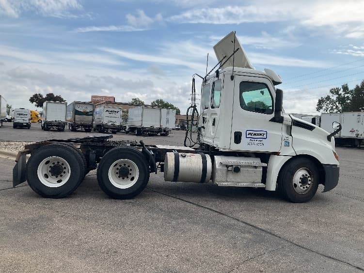 2020 Freightliner Cascadia — photo 8
