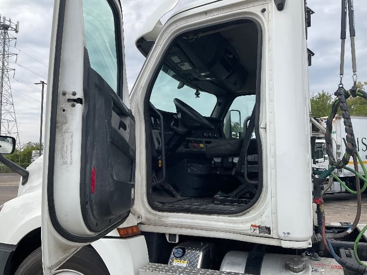 2020 Freightliner Cascadia — photo 9