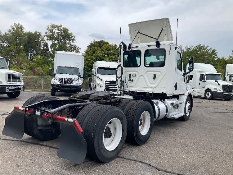 2020 Freightliner Cascadia — photo 6
