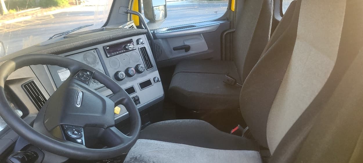 2020 Freightliner Cascadia — photo 10