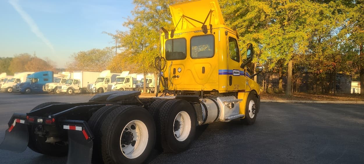 2020 Freightliner Cascadia — photo 7
