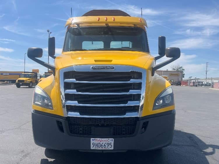 2020 Freightliner Cascadia — photo 2