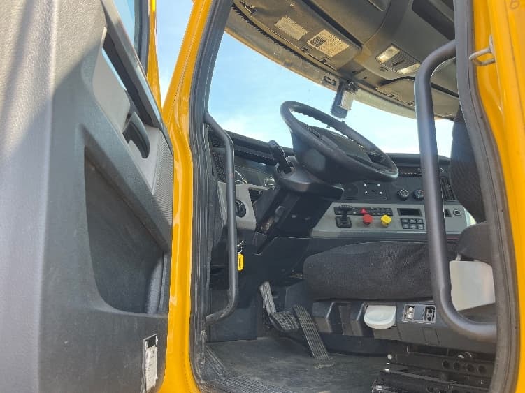 2020 Freightliner Cascadia — photo 9