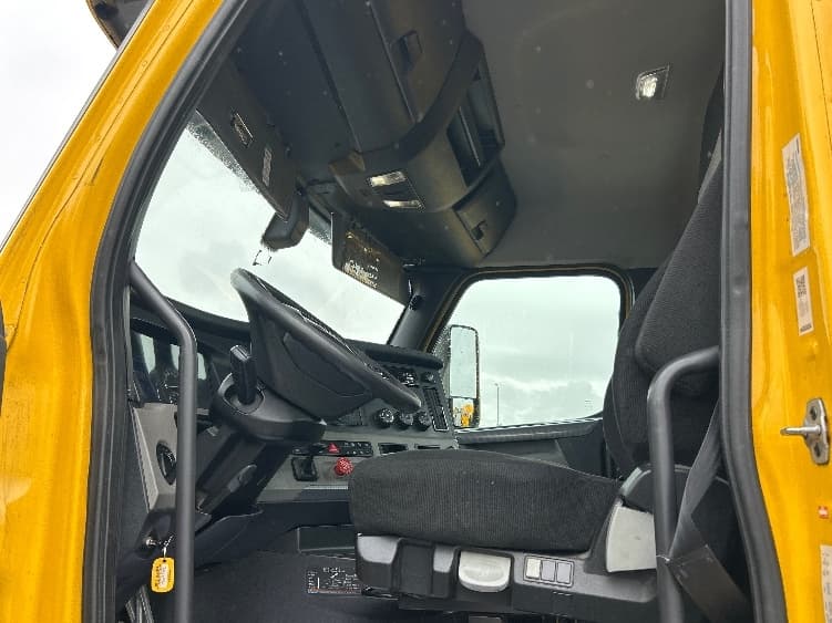 2020 Freightliner Cascadia — photo 9