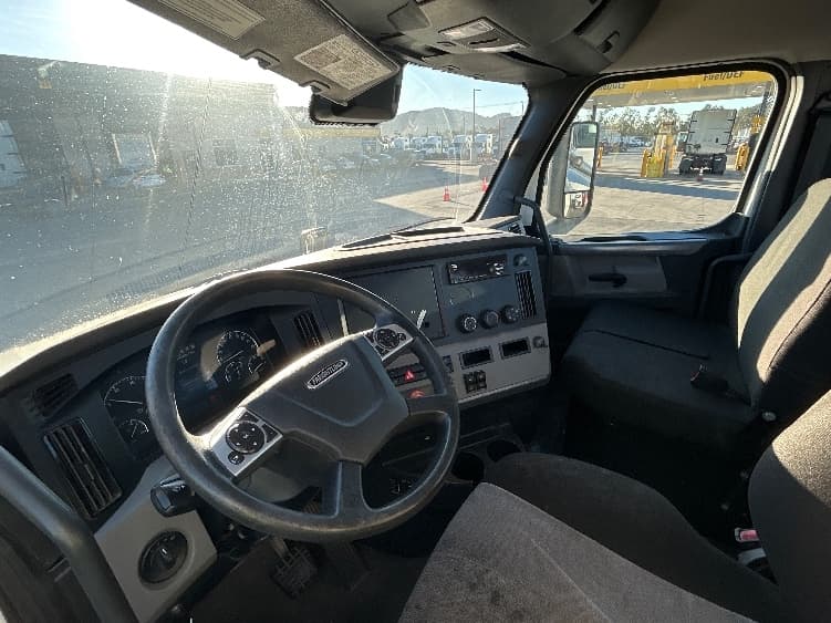 2021 Freightliner Cascadia — photo 10