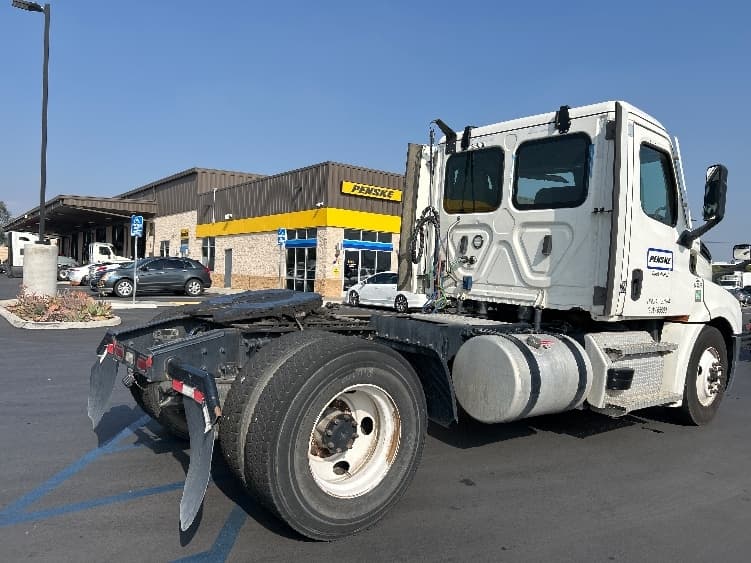 2021 Freightliner Cascadia — photo 7