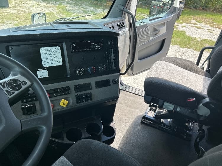 2021 Freightliner Cascadia — photo 10