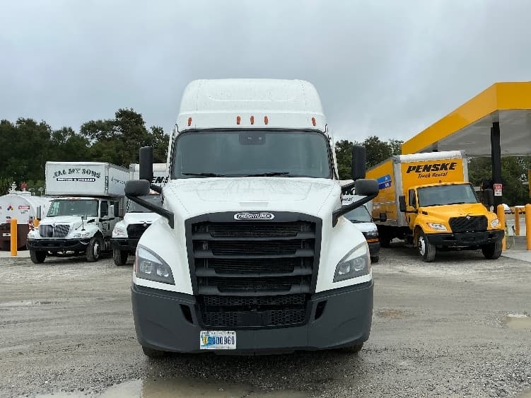 2021 Freightliner Cascadia — photo 2