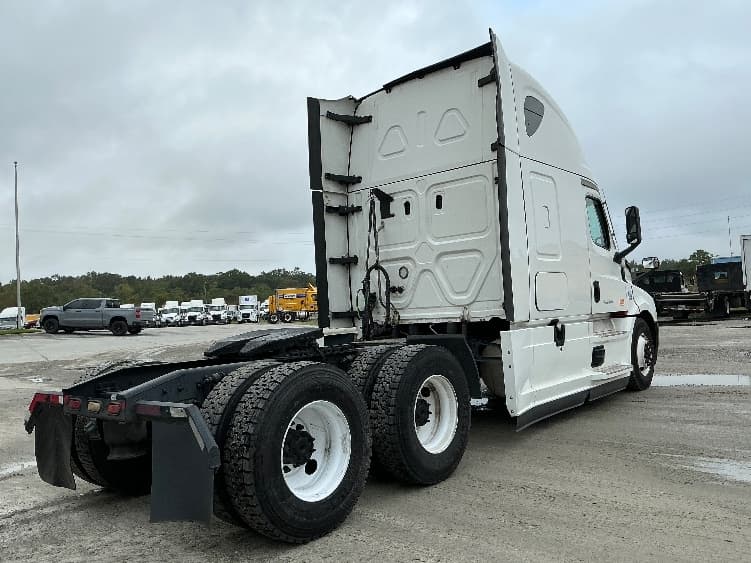 2021 Freightliner Cascadia — photo 7