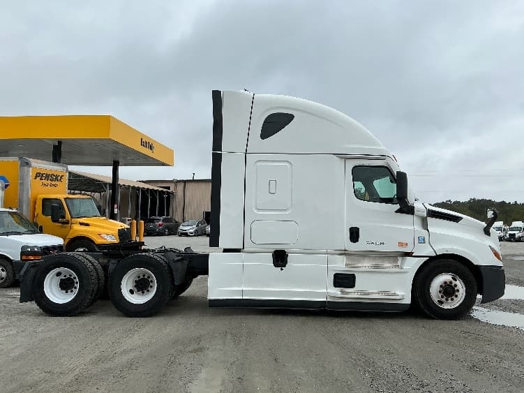 2021 Freightliner Cascadia — photo 8