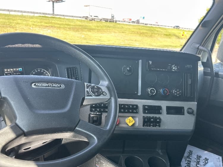 2021 Freightliner Cascadia — photo 10