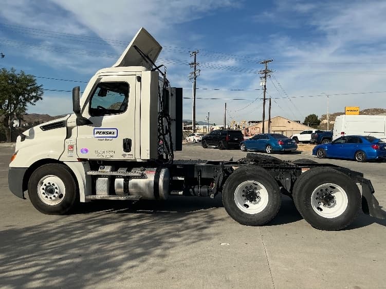 2021 Freightliner Cascadia — photo 4