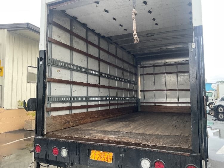 2020 Isuzu NQR — photo 10