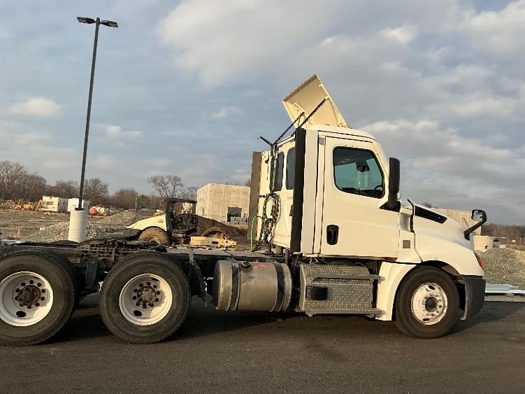2020 Freightliner Cascadia — photo 8