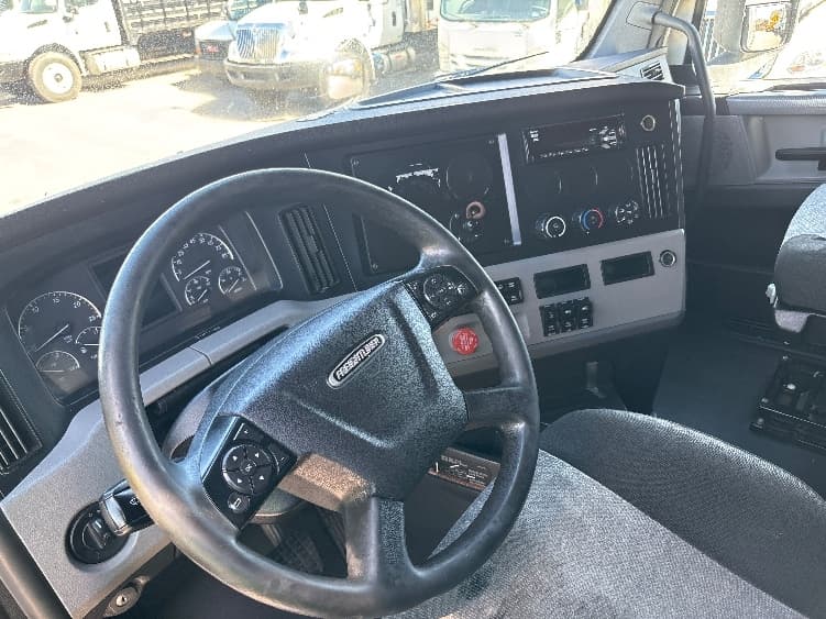 2021 Freightliner Cascadia — photo 10