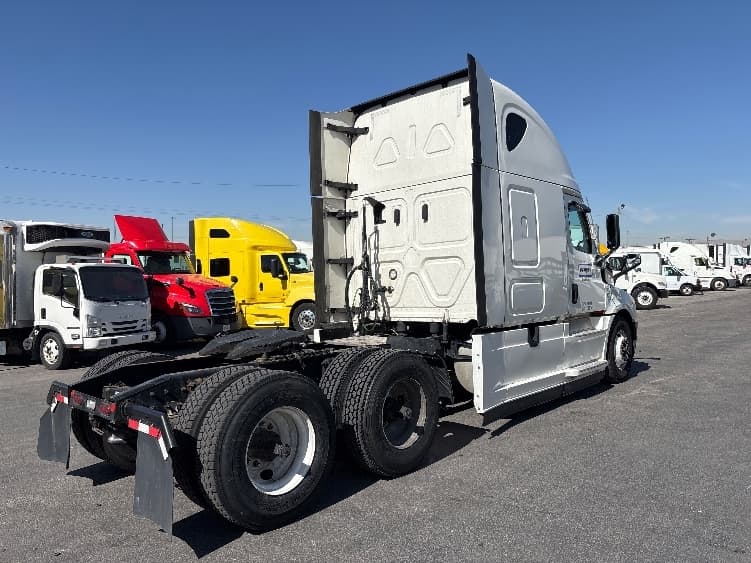 2021 Freightliner Cascadia — photo 7