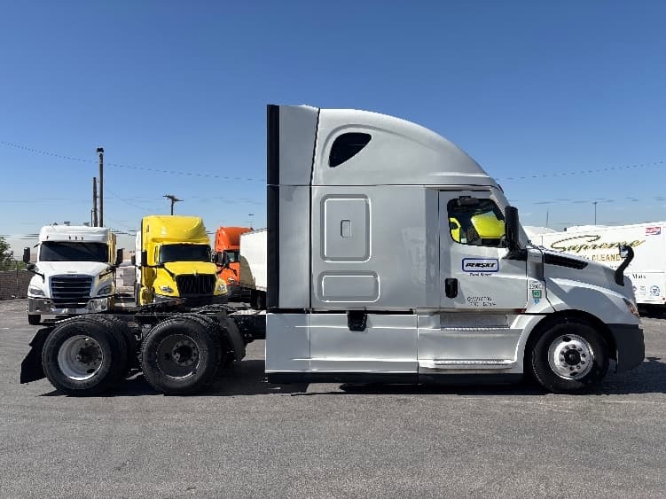 2021 Freightliner Cascadia — photo 8