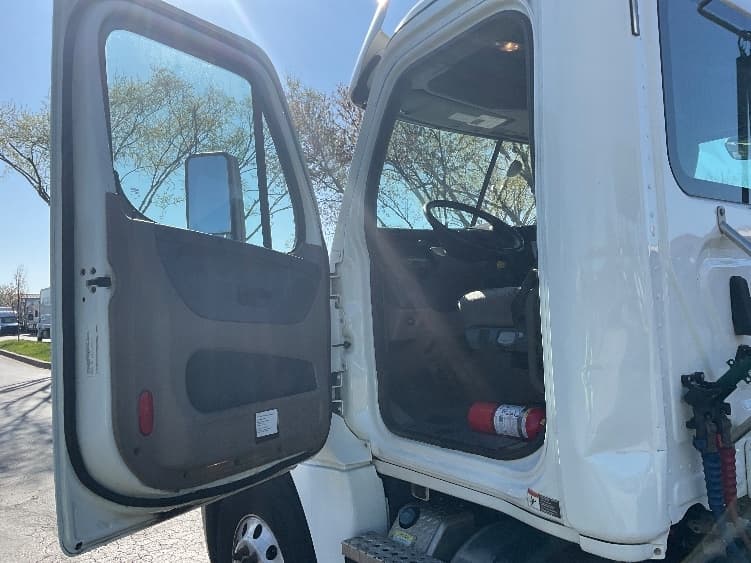 2020 Freightliner Cascadia — photo 9