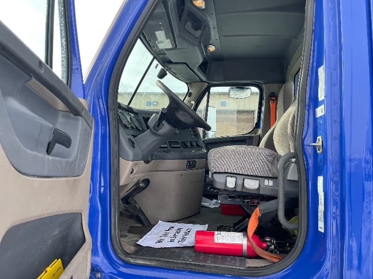 2020 Freightliner Cascadia — photo 9