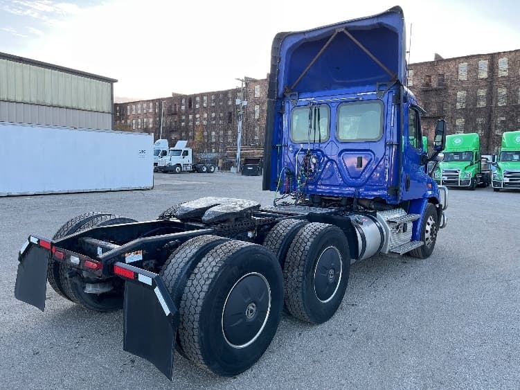 2020 Freightliner Cascadia — photo 7