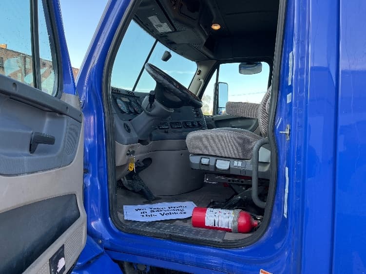 2020 Freightliner Cascadia — photo 9