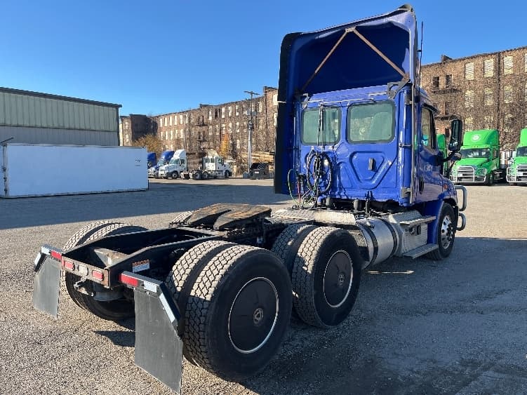 2020 Freightliner Cascadia — photo 7