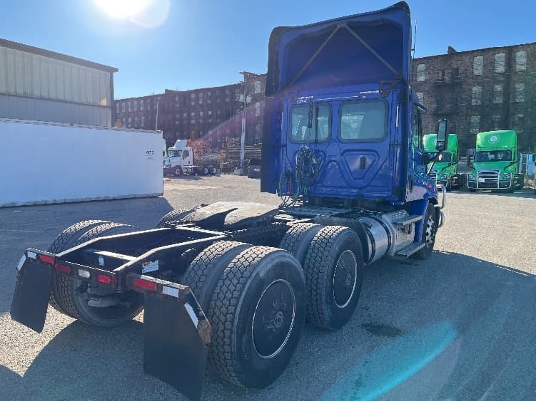 2020 Freightliner Cascadia — photo 7