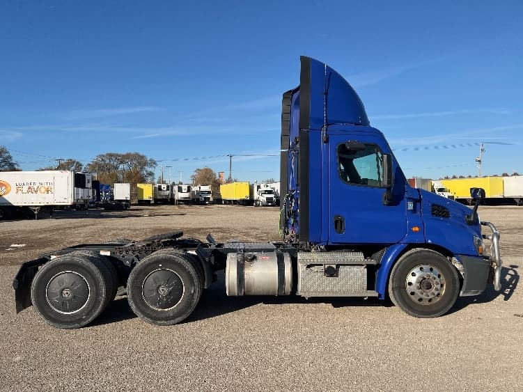 2020 Freightliner Cascadia — photo 8