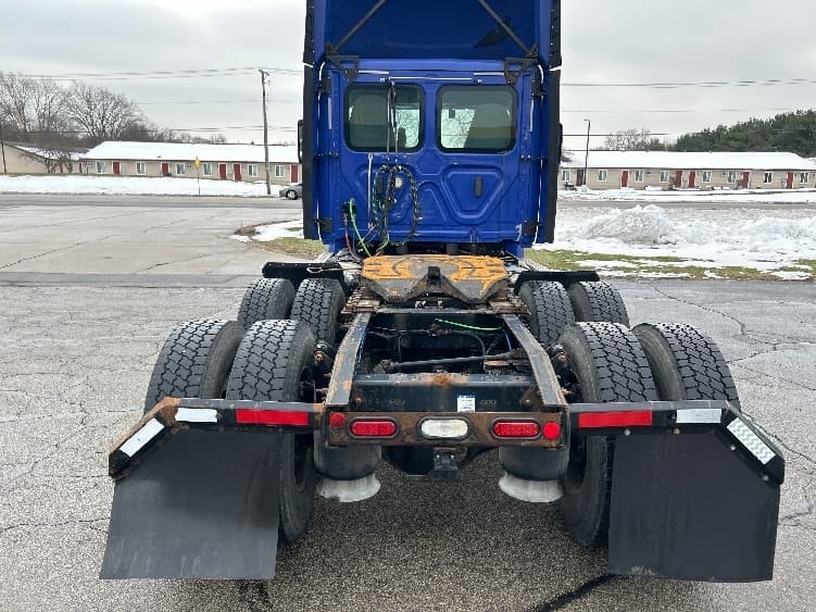2020 Freightliner Cascadia — photo 6