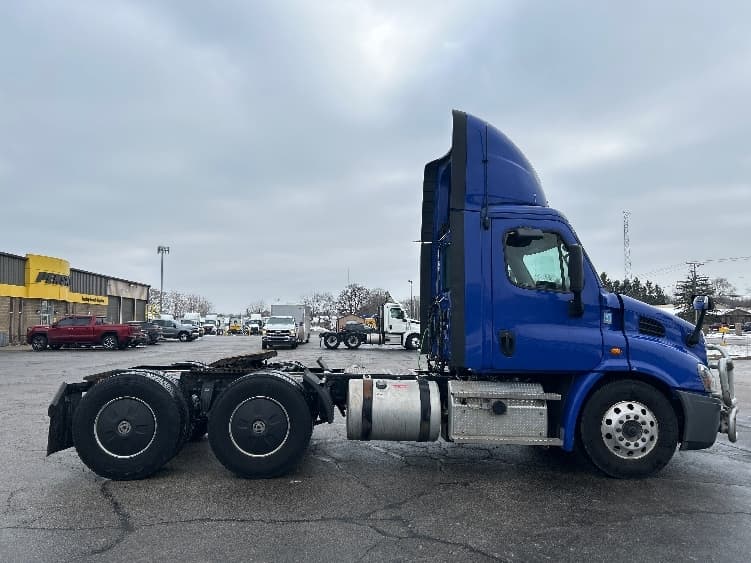 2020 Freightliner Cascadia — photo 8