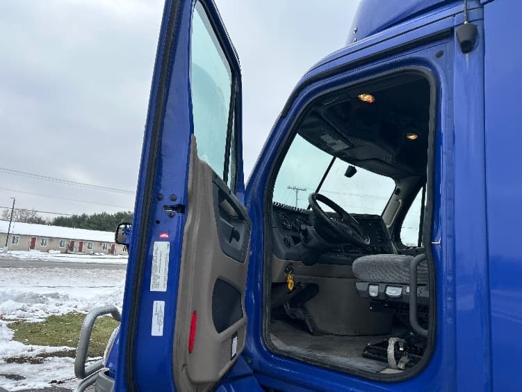 2020 Freightliner Cascadia — photo 9