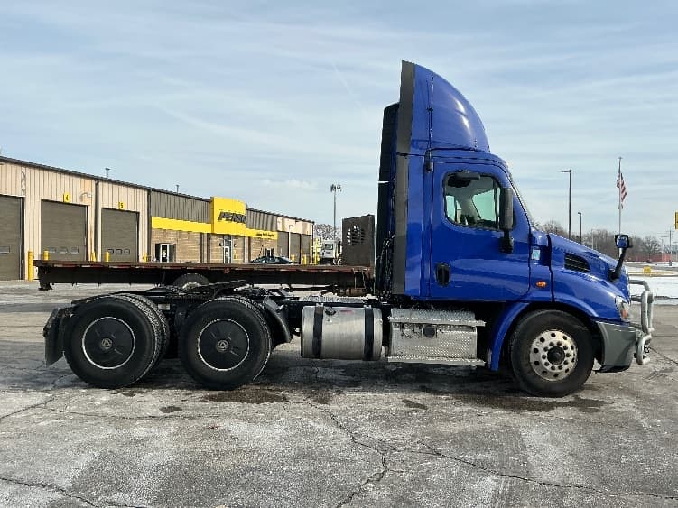 2020 Freightliner Cascadia — photo 8