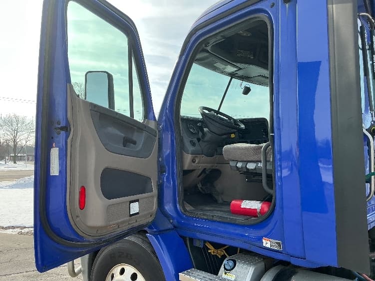 2020 Freightliner Cascadia — photo 9