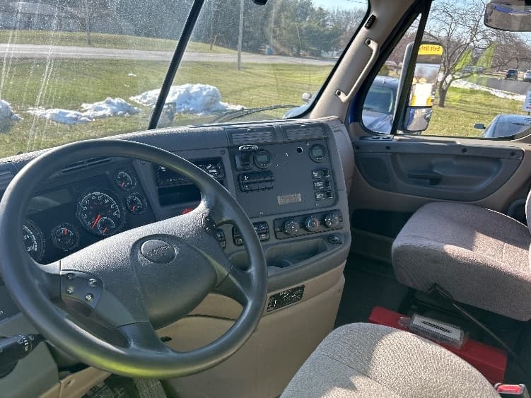 2020 Freightliner Cascadia — photo 10