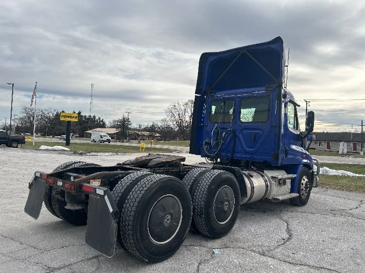 2020 Freightliner Cascadia — photo 7