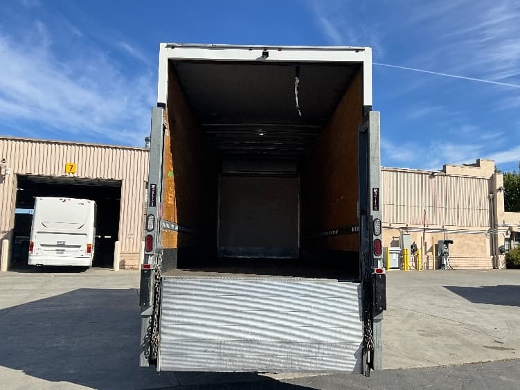 2020 Hino 268 — photo 8