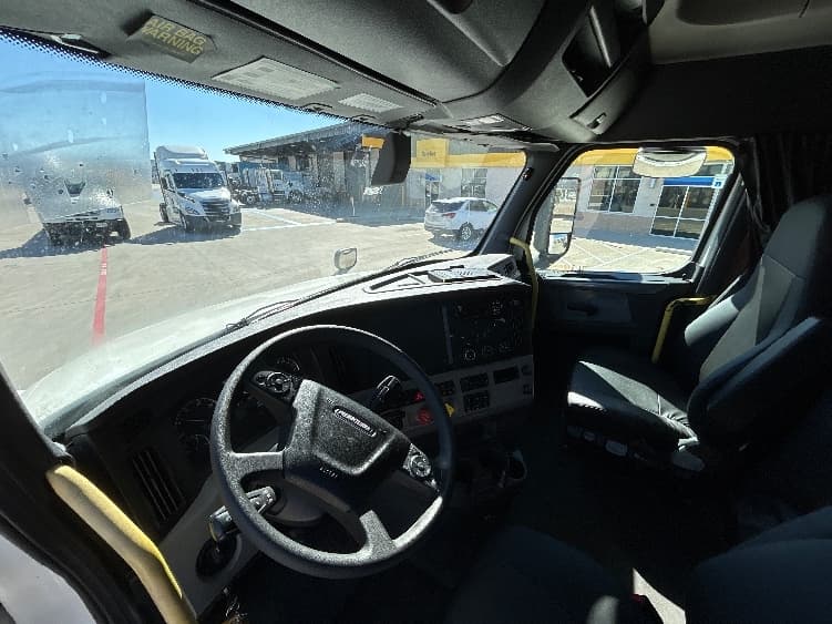 2020 Freightliner Cascadia — photo 10