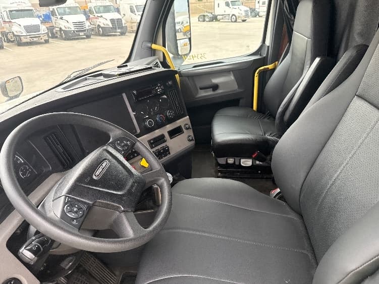 2020 Freightliner Cascadia — photo 10