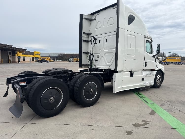 2020 Freightliner Cascadia — photo 7