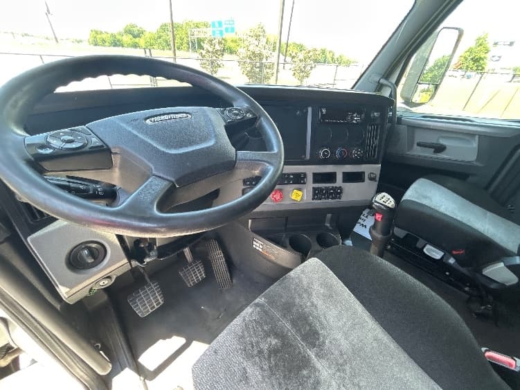 2020 Freightliner Cascadia — photo 10