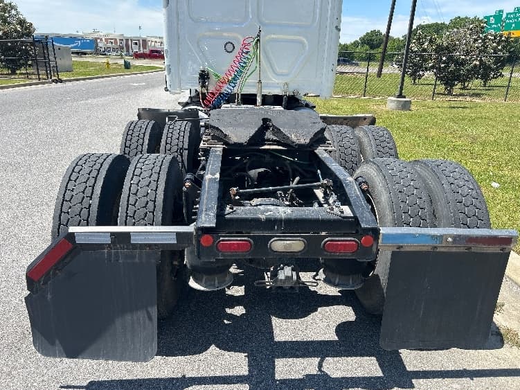 2020 Freightliner Cascadia — photo 6