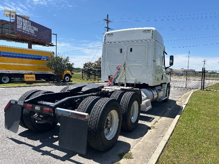 2020 Freightliner Cascadia — photo 7