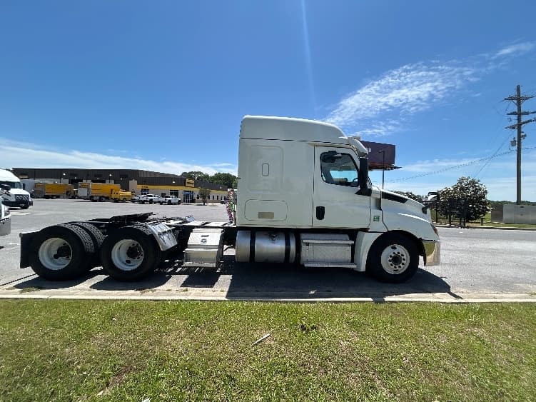 2020 Freightliner Cascadia — photo 8