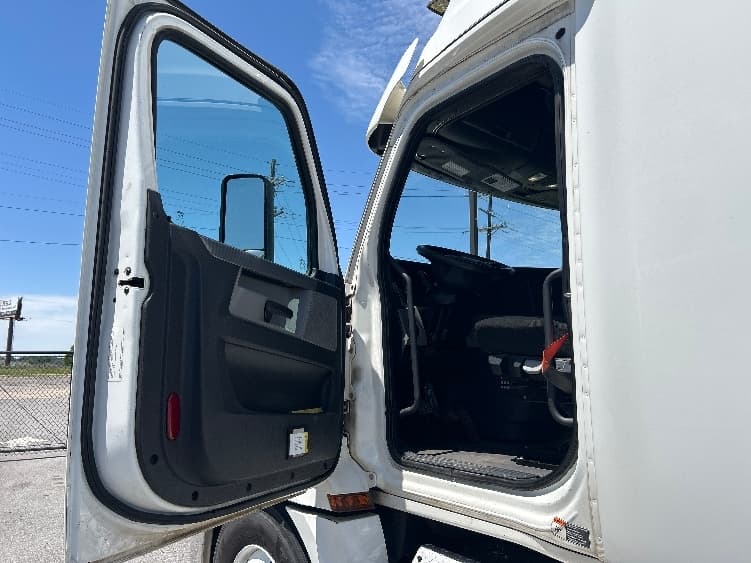 2020 Freightliner Cascadia — photo 9