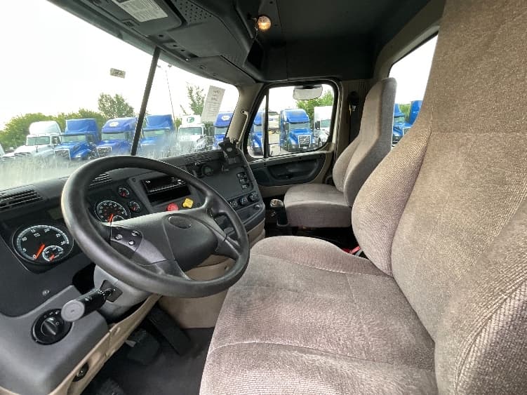 2020 Freightliner Cascadia — photo 10
