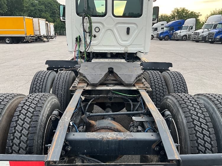 2020 Freightliner Cascadia — photo 6