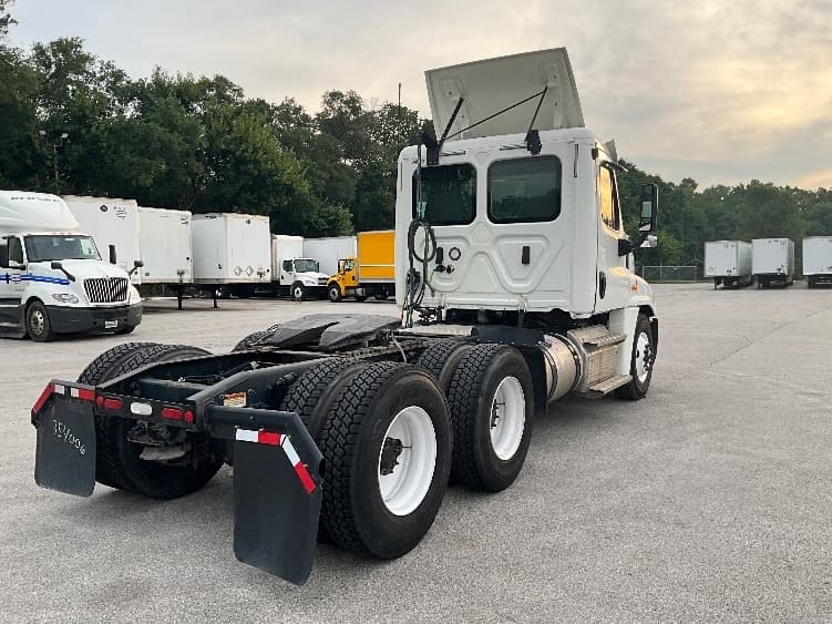 2020 Freightliner Cascadia — photo 7